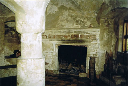 Ünnen in den Bergfried vun de Borg