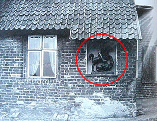 Dat ol Sükenhus mit dat stenern Bild vun St. Jürgen
