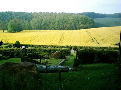 Blick vun de Gedenksteed in't Land