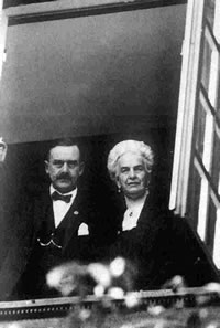 Ida Boy-Ed un Thomas Mann in den Erker. Klick op to'n Vergröttern!
