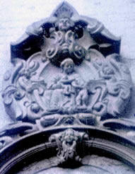 De "Caritas" mit den lütten Mann ("Paulchen") bavenöver