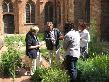 Lilien un Lü in'n Kloostergoorn. Foto: Anke Nissen